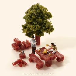 味のあるベンチとテーブル