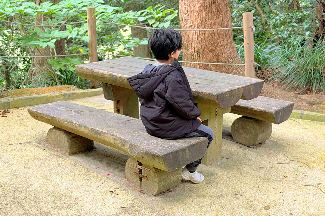 味のあるベンチとテーブル